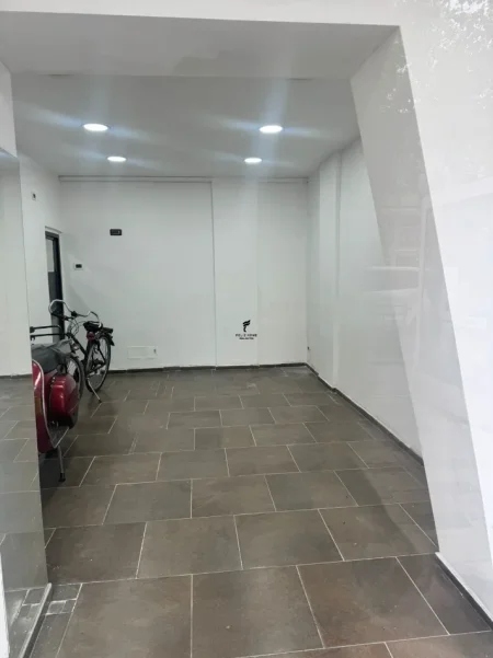 Tirane, jepet me qera dyqan Kati 0, 27 m² 1.000 € (21 DHJETORI)