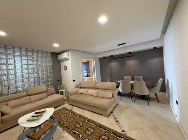 Durres, jepet me qera apartament 2+1+Ballkon Kati 6, 550 € (Pallati i Sportit)