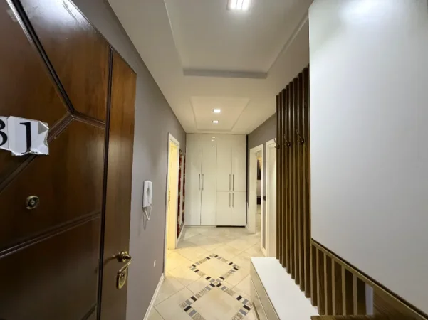 Durres, jepet me qera apartament 2+1+Ballkon Kati 6, 550 € (Pallati i Sportit)