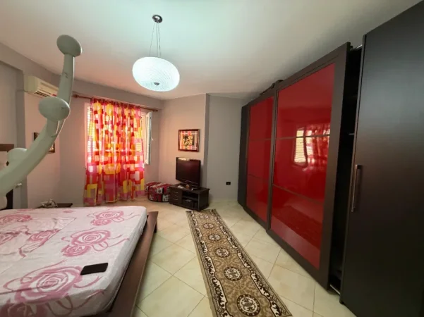 Durres, jepet me qera apartament 2+1+Ballkon Kati 6, 550 € (Pallati i Sportit)