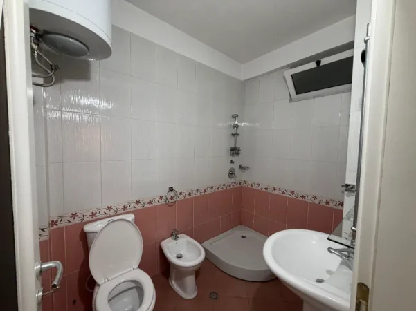 Durres, jepet me qera apartament 2+1+Ballkon Kati 6, 550 € (Pallati i Sportit)