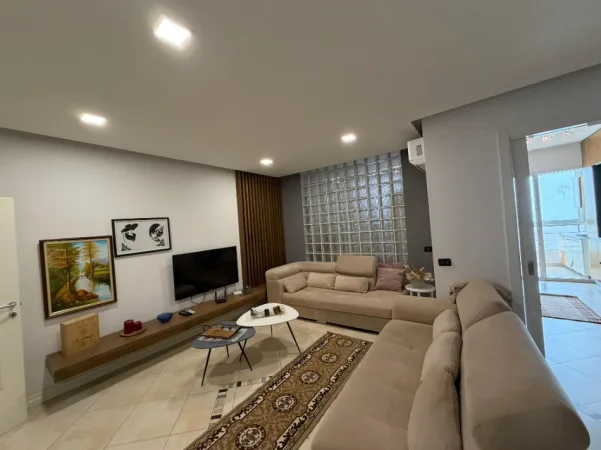 Durres, jepet me qera apartament 2+1+Ballkon Kati 6, 550 € (Pallati i Sportit)