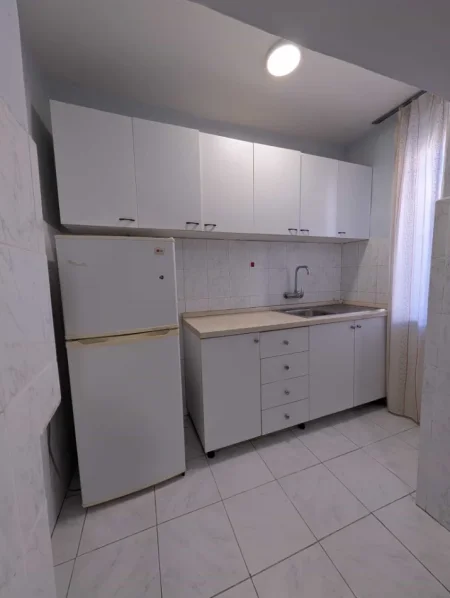 Tirane, jepet me qera apartament 2+1 Kati 1, 90 m² 500 € (Rruga Ali Demi)
