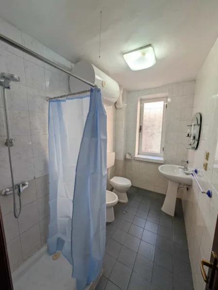 Tirane, jepet me qera apartament 2+1 Kati 1, 90 m² 500 € (Rruga Ali Demi)