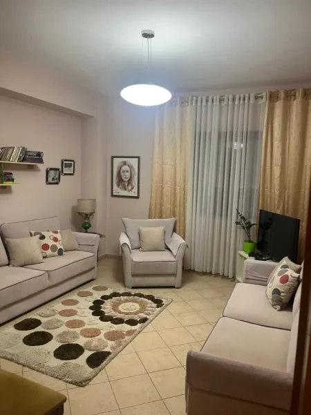 Tirane, jepet me qera apartament 2+1 Kati 4, 106 m² 700 € (rruga e kavajes , 21 dhjetori)