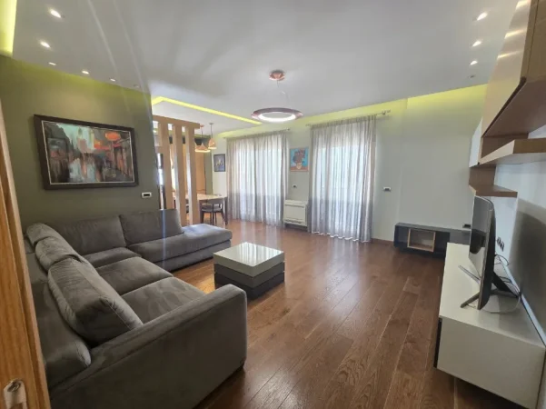 SHITET: APARTAMENT LUKSOZ 2+1+2_ RRUGA FROSINA PLAKU_Pranë shkollës Naim Frashëri