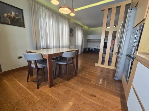 SHITET: APARTAMENT LUKSOZ 2+1+2_ RRUGA FROSINA PLAKU_Pranë shkollës Naim Frashëri