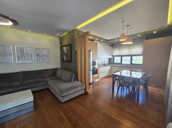 SHITET: APARTAMENT LUKSOZ 2+1+2_ RRUGA FROSINA PLAKU_Pranë shkollës Naim Frashëri