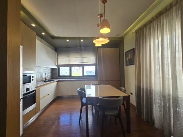 SHITET: APARTAMENT LUKSOZ 2+1+2_ RRUGA FROSINA PLAKU_Pranë shkollës Naim Frashëri