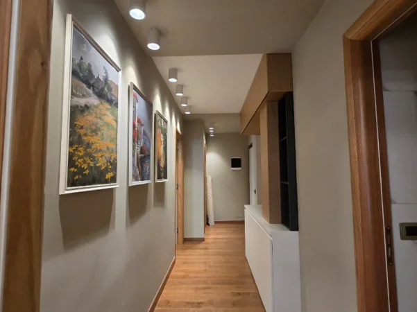 SHITET: APARTAMENT LUKSOZ 2+1+2_ RRUGA FROSINA PLAKU_Pranë shkollës Naim Frashëri