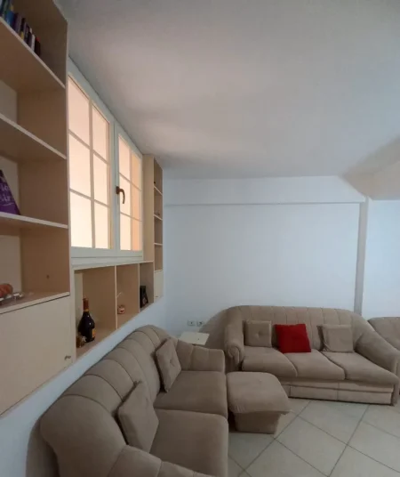 Tirane, jepet me qera apartament 1+1 Kati 2, 65 m² 430 € (Kthesa Kamzes)