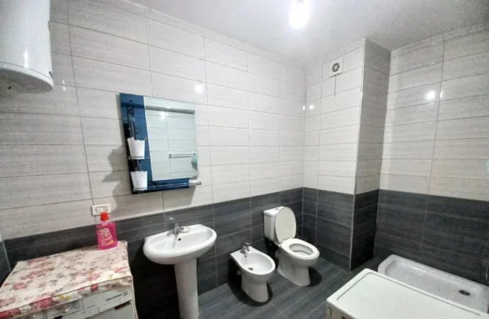 Tirane, jepet me qera apartament 1+1 Kati 2, 65 m² 430 € (Kthesa Kamzes)