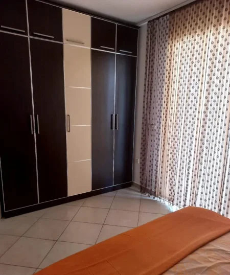 Tirane, jepet me qera apartament 1+1 Kati 2, 65 m² 430 € (Kthesa Kamzes)