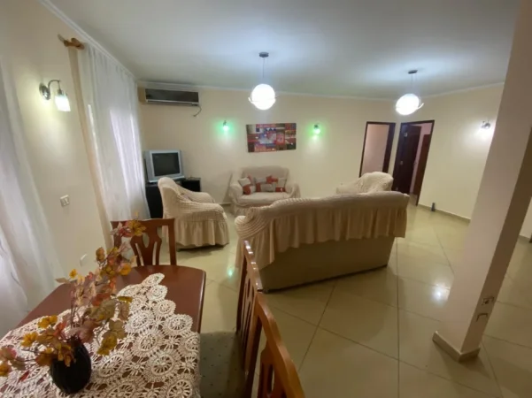 Tirane, jepet me qera apartament 3+1 , 700 € (ish blloku)