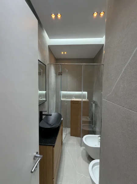 Tirane, jepet me qera apartament 2+1 , 125 m² 1.500 € (Golden Tower Residence, Mine Peza)