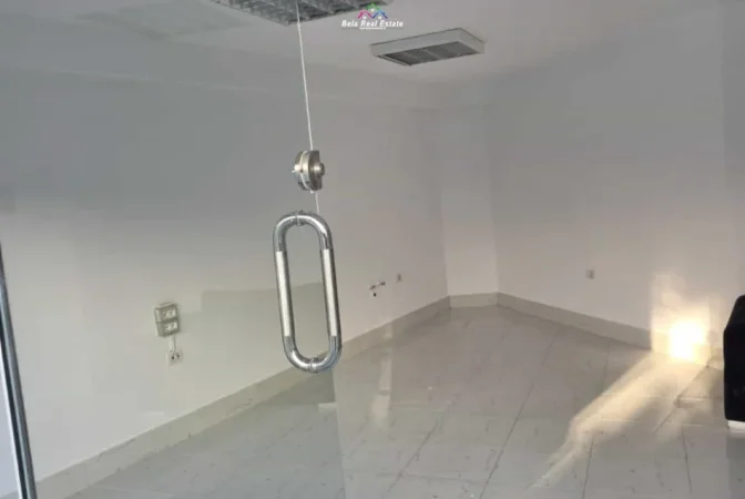Tirane, jepet me qera dyqan Kati 0, 25 m² (Bill Klinton)