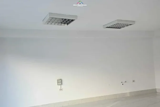 Tirane, jepet me qera dyqan Kati 0, 25 m² (Bill Klinton)