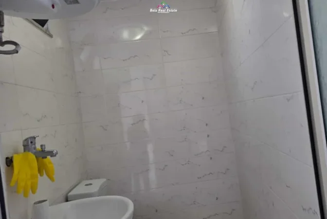 Tirane, jepet me qera dyqan Kati 0, 25 m² (Bill Klinton)