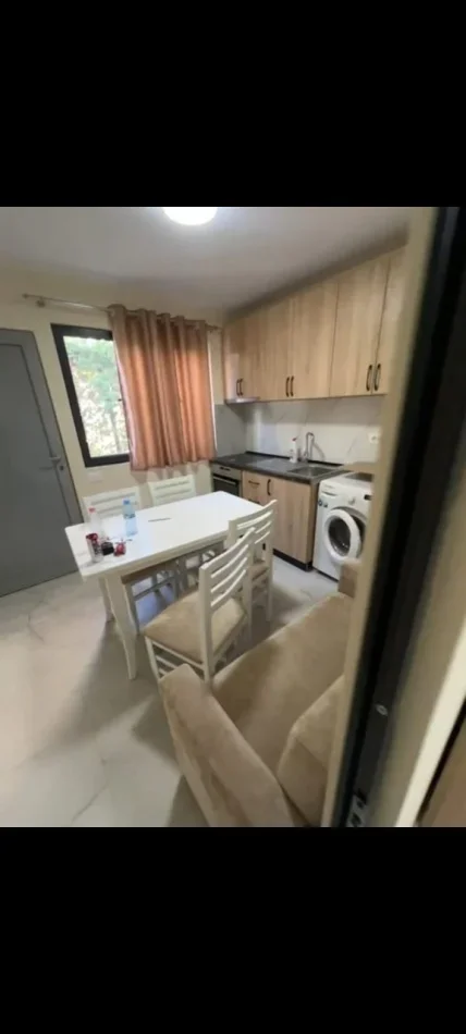 Tirane, jepet me qera apartament 1+1 Kati 1, 50 m² 350 € (Shkolla E Bashkuar)