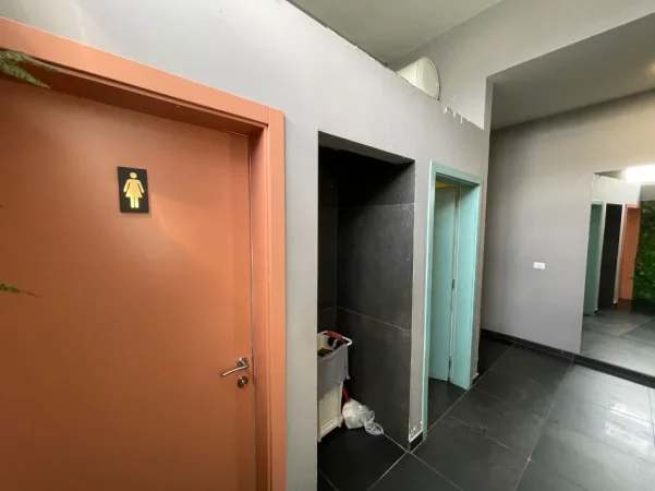 Tirane, jepet me qera bar-kafe Kati 0, 300 m² 2.500 € (Yrshek)