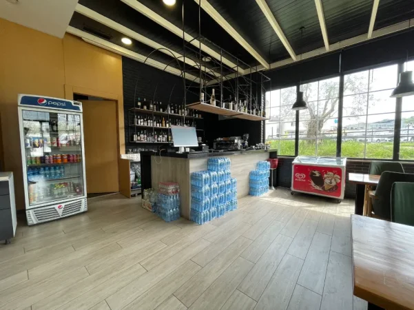 Tirane, jepet me qera bar-kafe Kati 0, 300 m² 2.500 € (Yrshek)