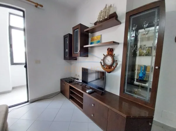 Tirane, jepet me qera apartament 2+1+Ballkon Kati 7, 85 m² 450 € (Yzberisht)