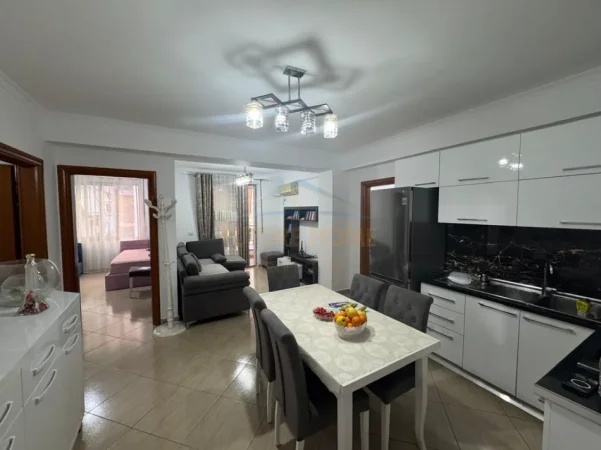 Tirane, jepet me qera apartament 3+1+Ballkon Kati 3, 112 m² 185.000 € (Unaza e Re)