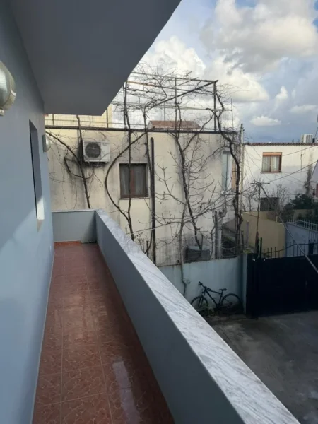 Tirane, jepet me qera apartament 2+1 Kati 2, 103 m² 400 € (Rruga Jordan Misja)