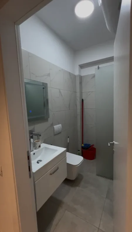 Tirane, jepet me qera apartament 1+1 Kati 10, 55 m² 450 € (Rruga Bedri Karapici perballe Amerikan 3)