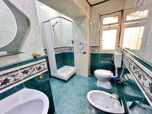 Tirane, shitet apartament 2+1+Ballkon Kati 3, 73 m² 240.000 € (Rruga e Durresit)