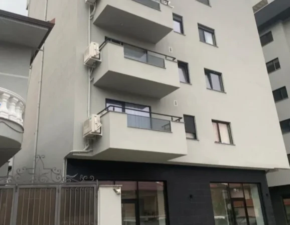 Korce, jepet me qera apartament 1+1+Ballkon Kati 2, 85 m² 380 € (Lagjja 18, Rruga Petraq Shomo)
