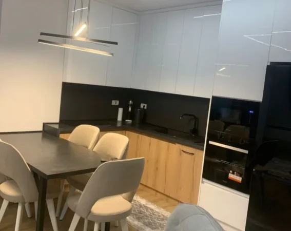 Korce, jepet me qera apartament 1+1+Ballkon Kati 2, 85 m² 380 € (Lagjja 18, Rruga Petraq Shomo)