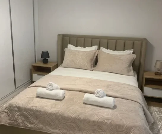 Korce, jepet me qera apartament 1+1+Ballkon Kati 2, 85 m² 380 € (Lagjja 18, Rruga Petraq Shomo)