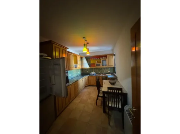 Tirane, jepet me qera apartament 2+1+Ballkon Kati 9, 117 m² 650 € (Komuna Parisit)