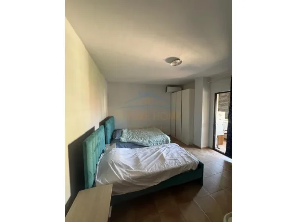 Tirane, jepet me qera apartament 2+1+Ballkon Kati 9, 117 m² 650 € (Komuna Parisit)