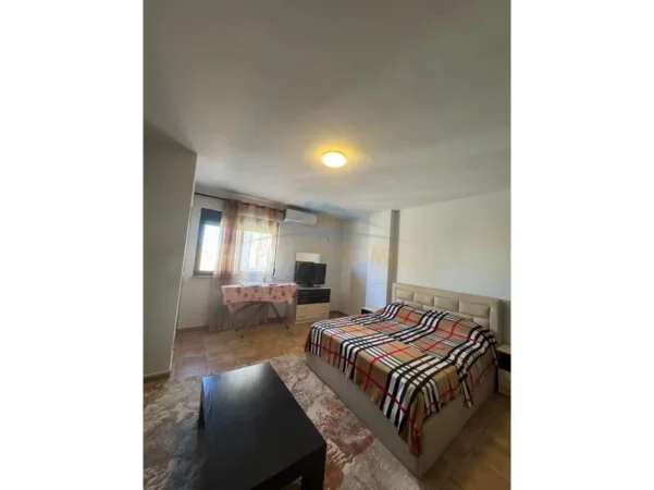Tirane, jepet me qera apartament 2+1+Ballkon Kati 9, 117 m² 650 € (Komuna Parisit)