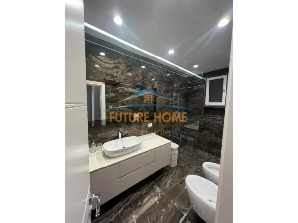 Tirane, jepet me qera apartament 2+1+Ballkon Kati 2, 109 m² 900 € (Kopshti Botanik)