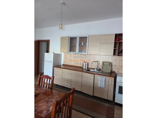 Tirane, jepet me qera apartament 1+1+Ballkon Kati 3, 77 m² 500 € (Rruga Riza Cerova)