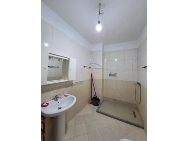 Tirane, jepet me qera apartament 1+1+Ballkon Kati 3, 77 m² 500 € (Rruga Riza Cerova)