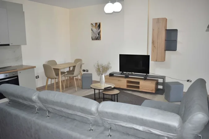 Tirane, jepet me qera apartament 1+1+Ballkon Kati 4, 68 m² 600 € (Rruga e Kavajes)