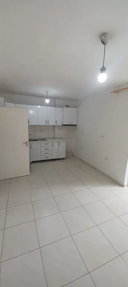 Tirane, jepet me qera apartament 3+1+Ballkon Kati 2, 120 m² 400 € (Xhamllik/Rr.Nikolla Zoraqi)