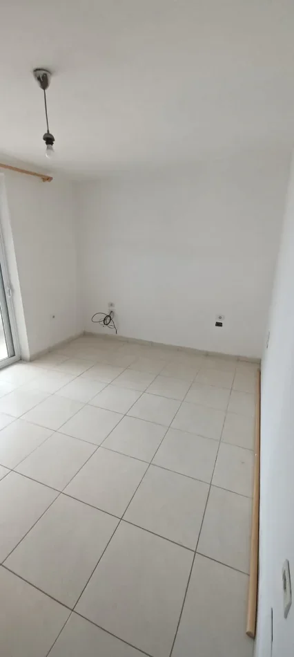 Tirane, jepet me qera apartament 3+1+Ballkon Kati 2, 120 m² 400 € (Xhamllik/Rr.Nikolla Zoraqi)