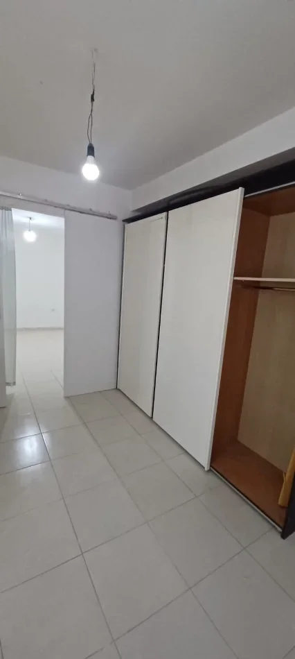 Tirane, jepet me qera apartament 3+1+Ballkon Kati 2, 120 m² 400 € (Xhamllik/Rr.Nikolla Zoraqi)