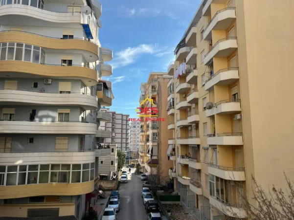 Vlore, shitet apartament 1+1+Ballkon Kati 3, 62 m² 107.000 € (Rruga Pelivan Leskaj)