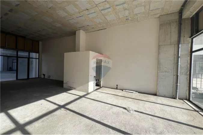 Vlore - Lungomare, shitet dyqan Kati 0, 67 m² 173.500 € (Lungomare, Vlorë)