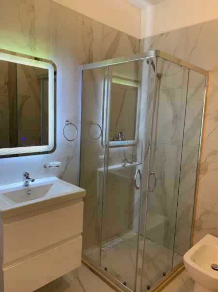 Tirane, jepet me qera apartament 1+1 Kati 7, 950 € (Rruga e Elbasanit)
