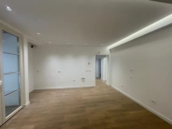Tirane, jepet me qera zyre Kati 1, 150 m² 1.200 € (Shkolla e Baletit)