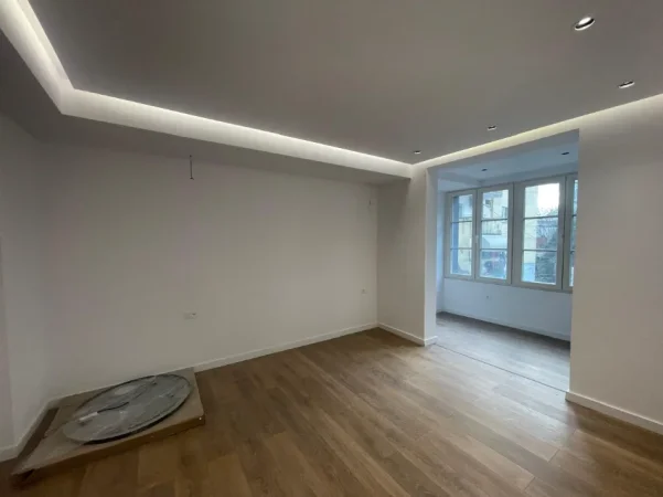 Tirane, jepet me qera zyre Kati 1, 150 m² 1.200 € (Shkolla e Baletit)