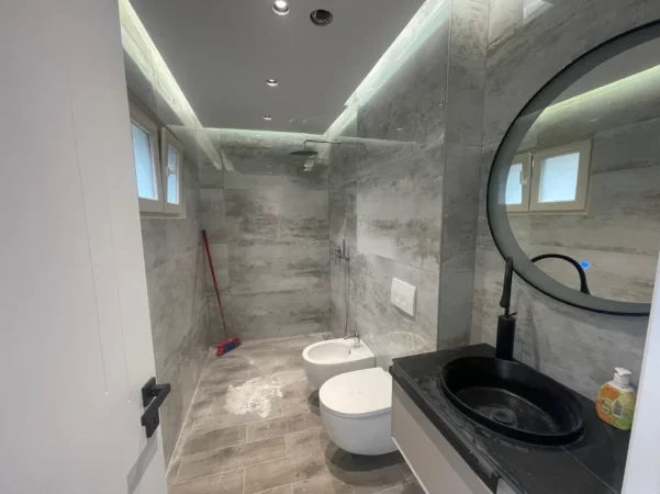 Tirane, jepet me qera zyre Kati 1, 150 m² 1.200 € (Shkolla e Baletit)