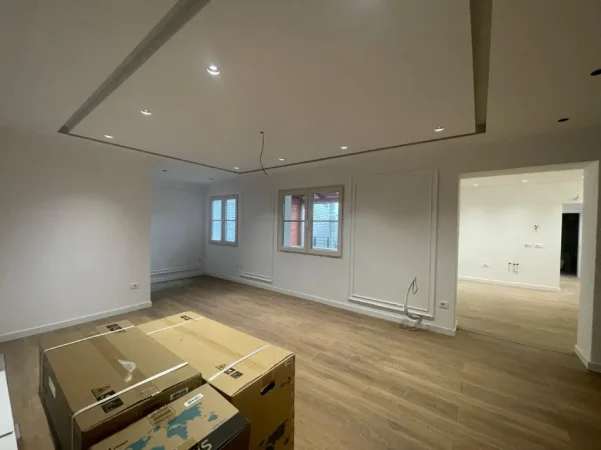 Tirane, jepet me qera zyre Kati 1, 150 m² 1.200 € (Shkolla e Baletit)